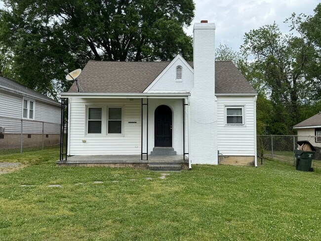 Building Photo - Three bedroom, 1 bath house in Burlington