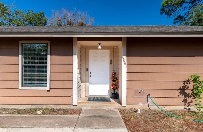 Building Photo - 606 E 2nd St