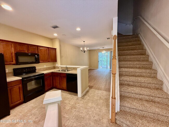 Foto del edificio - 3514 Summerlin Ln N