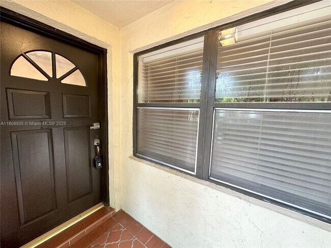Foto del edificio - 1607 NE 105th St