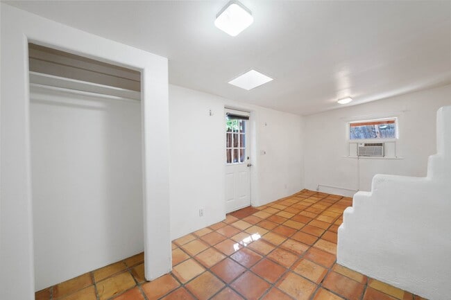 Building Photo - Quaint Studio in Prime Location