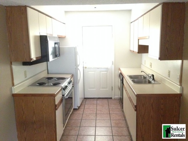 Building Photo - Seclusion and Convenience