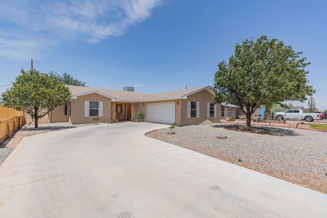 Primary Photo - Beautiful 3 Bed 2 Bath Home