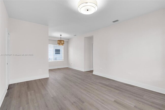Building Photo - 1471 Lincoln Terrace