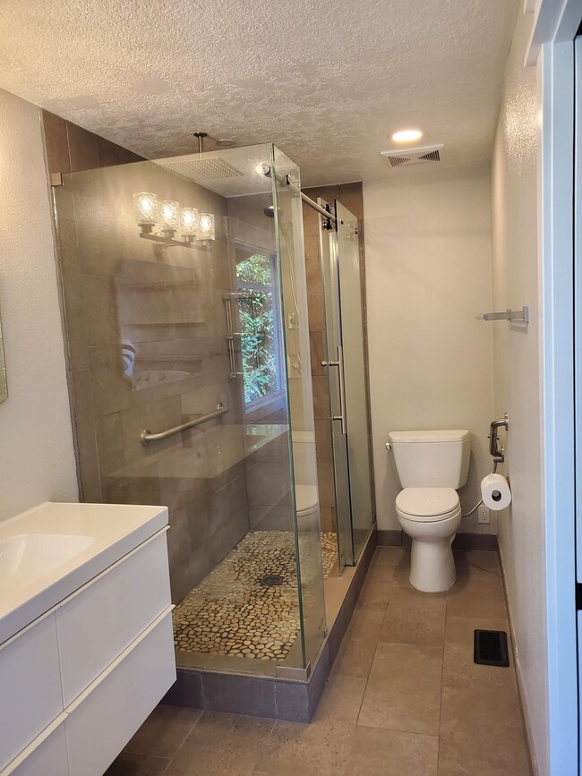 Master bath - 4243 SW Vesta St