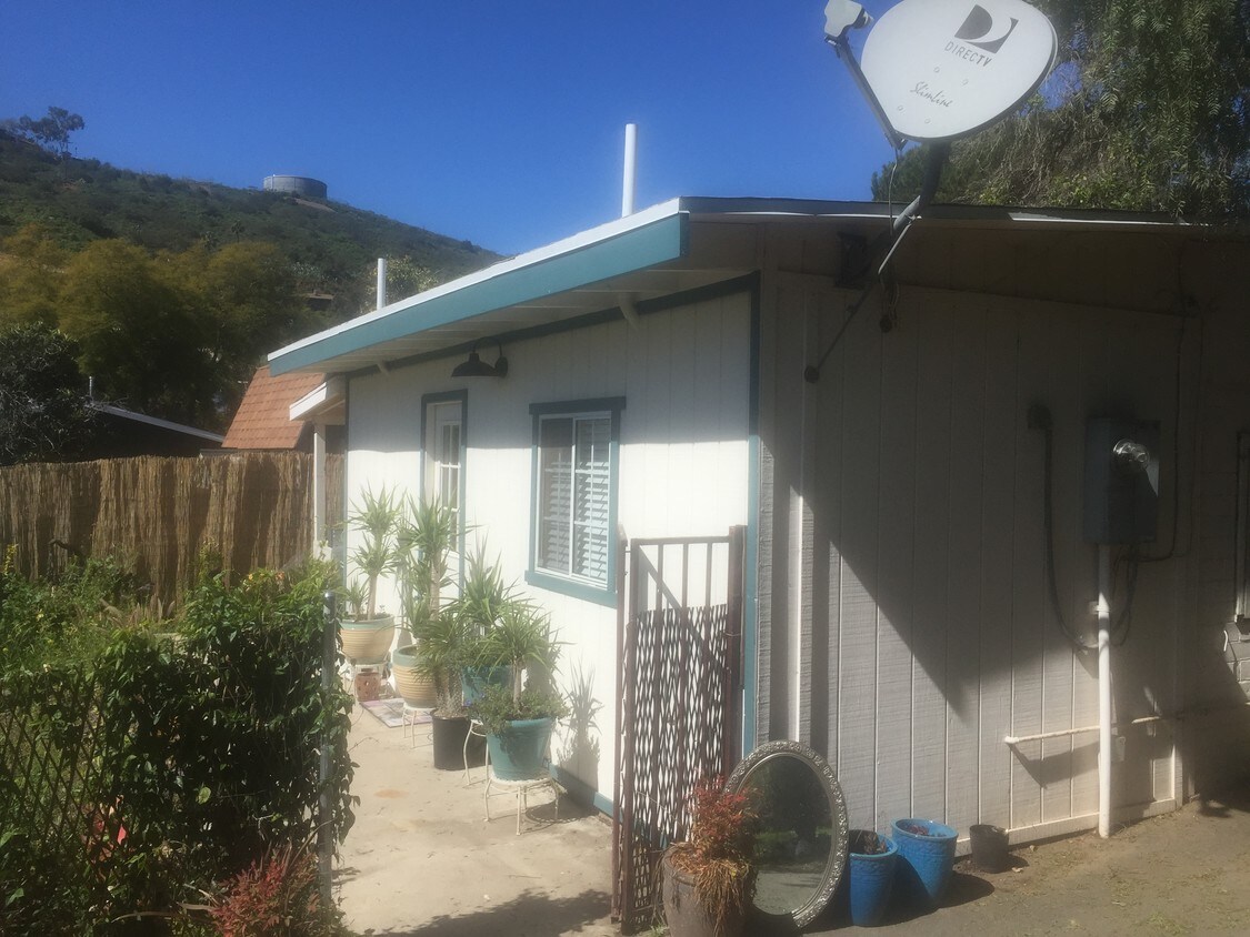 Foto del edificio - 8574 Golden Ridge Rd