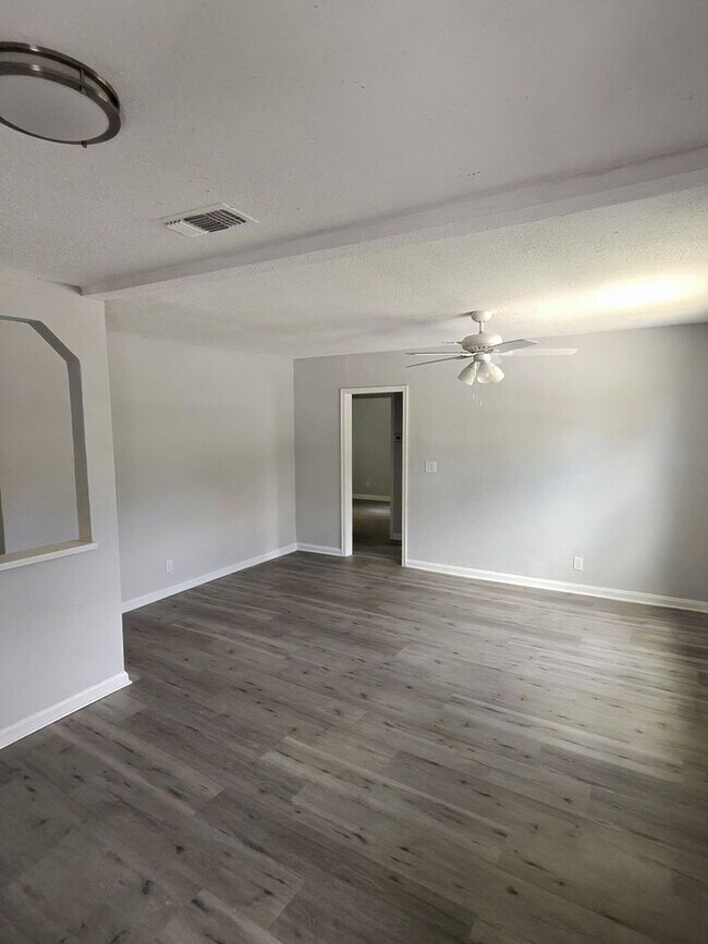 Foto del edificio - 1080 W 13th St
