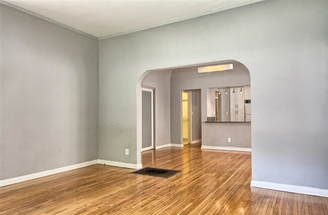 Building Photo - 819 Westmount Dr