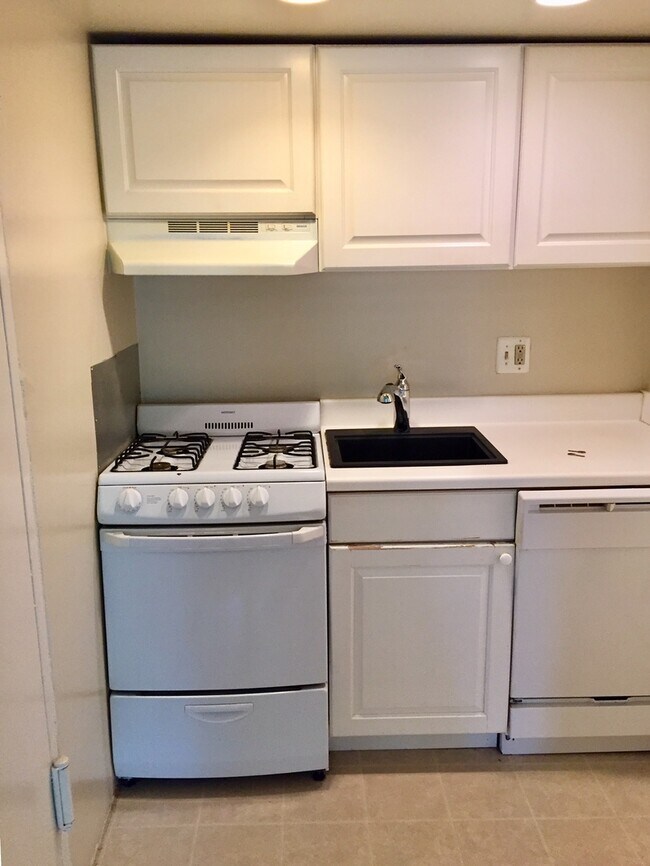 Foto del edificio - An Efficiency Apartment on the Third Floor...