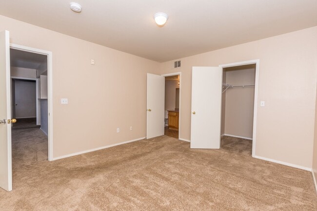 Building Photo - Lovely 2-Bedroom Condo in the Tuscano Comm...
