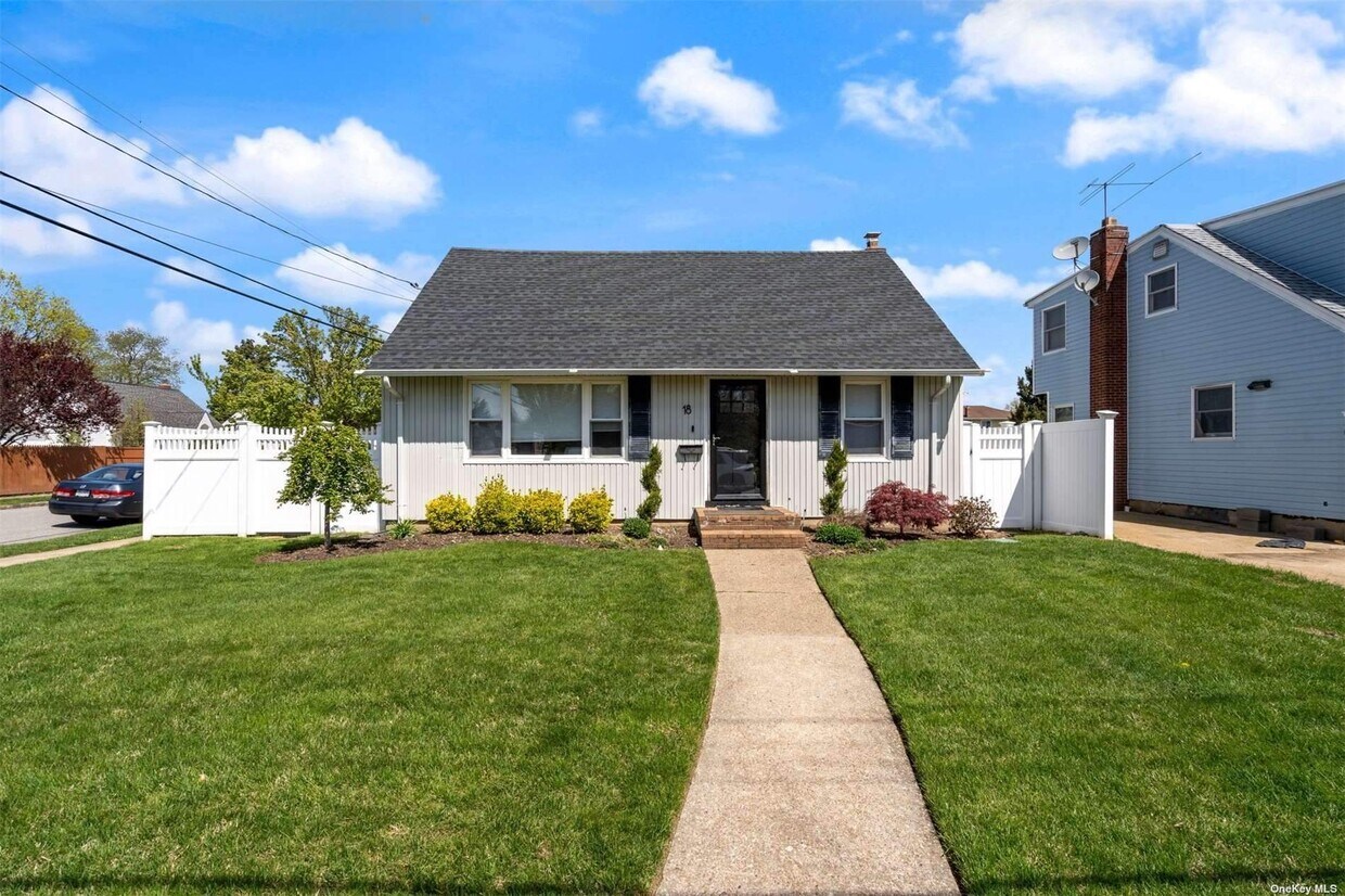 18 Utica Ave, Hicksville, NY 11801 Room for Rent in Hicksville, NY