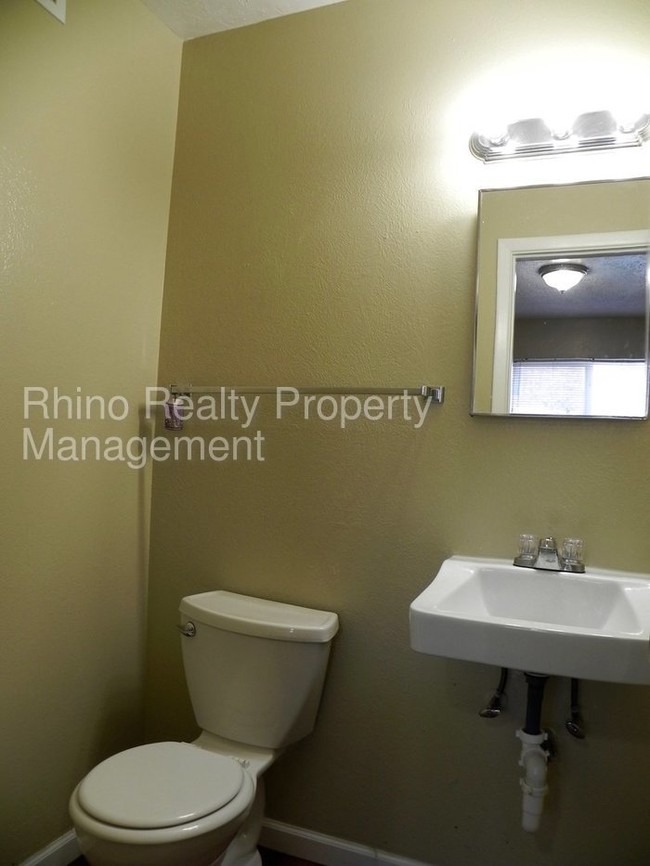 Building Photo - 2 Bedroom, 1.5 Bathroom Available!