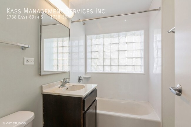 Foto del edificio - Spacious Remodeled 2BR - Open Kitchen w/Ap...