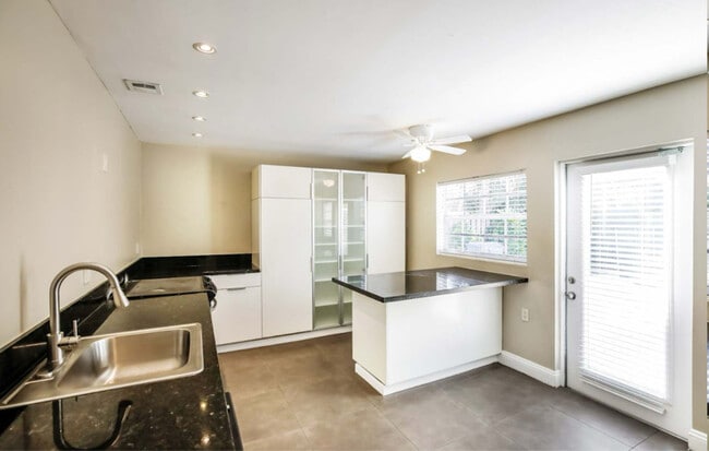 Foto del edificio - 1616 NE 36th St