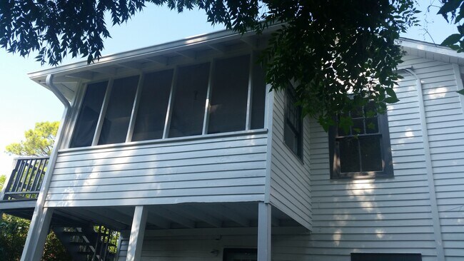 Building Photo - 1418 Behrman Ave