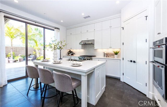 Building Photo - 172 Bellini