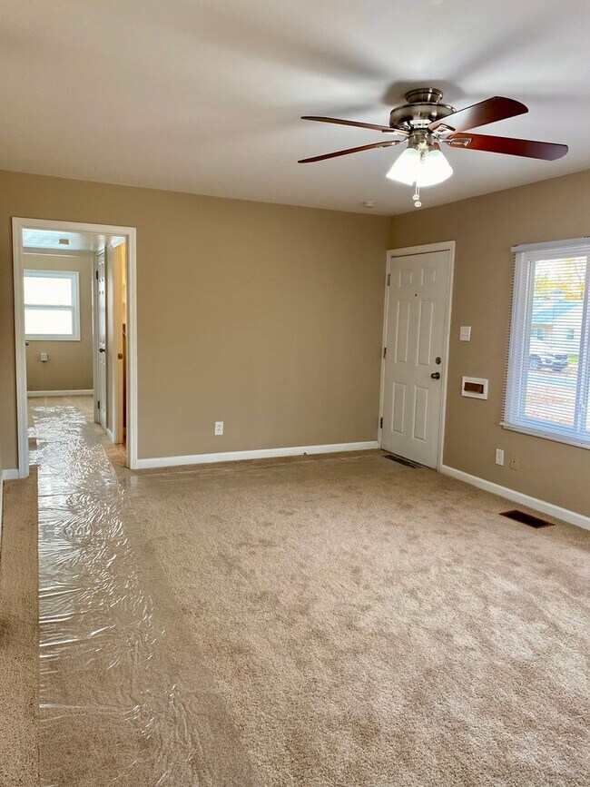Building Photo - Move In Ready! Beautiful 3B 1b home in Lindenwood Park FIRST MONTH FREE