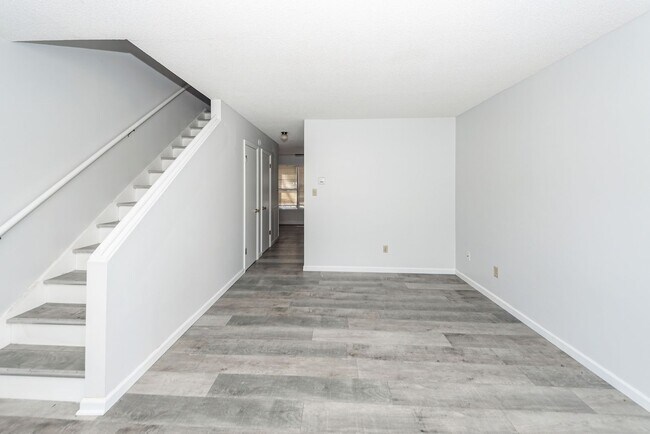 Building Photo - 2 Bedroom, 1.5 Bathroom Townhome - Summerville