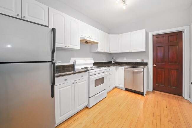Building Photo - 3456 N Leavitt St