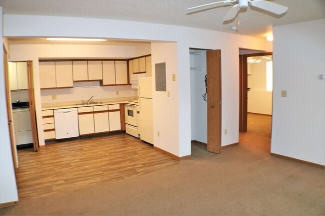 Building Photo - $1,025 | 2 Bedroom, 1 Bathroom 1st Floor C...