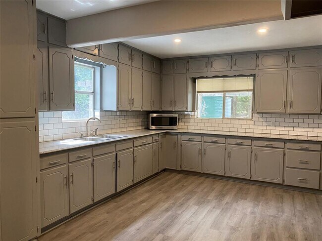 Foto del edificio - 925 Red Oak Ln