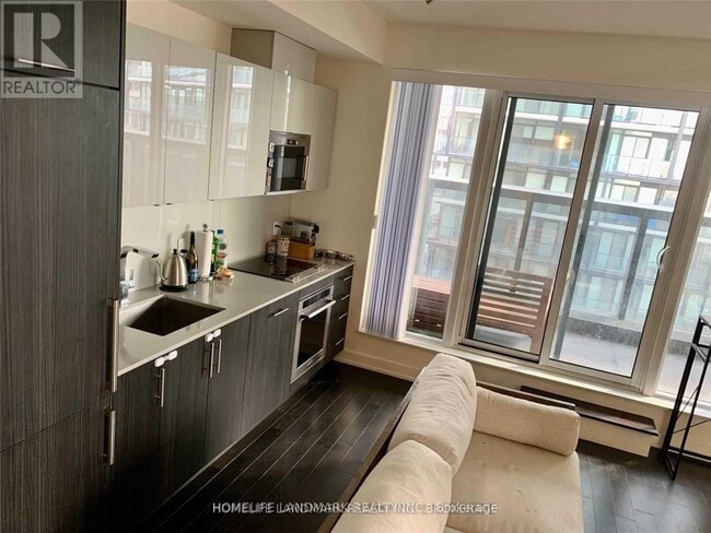 Building Photo - 330 Richmond St W