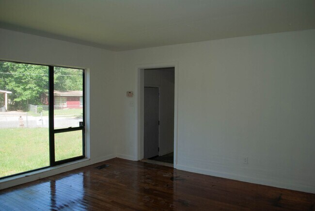 Building Photo - Newly Renovated 3/2