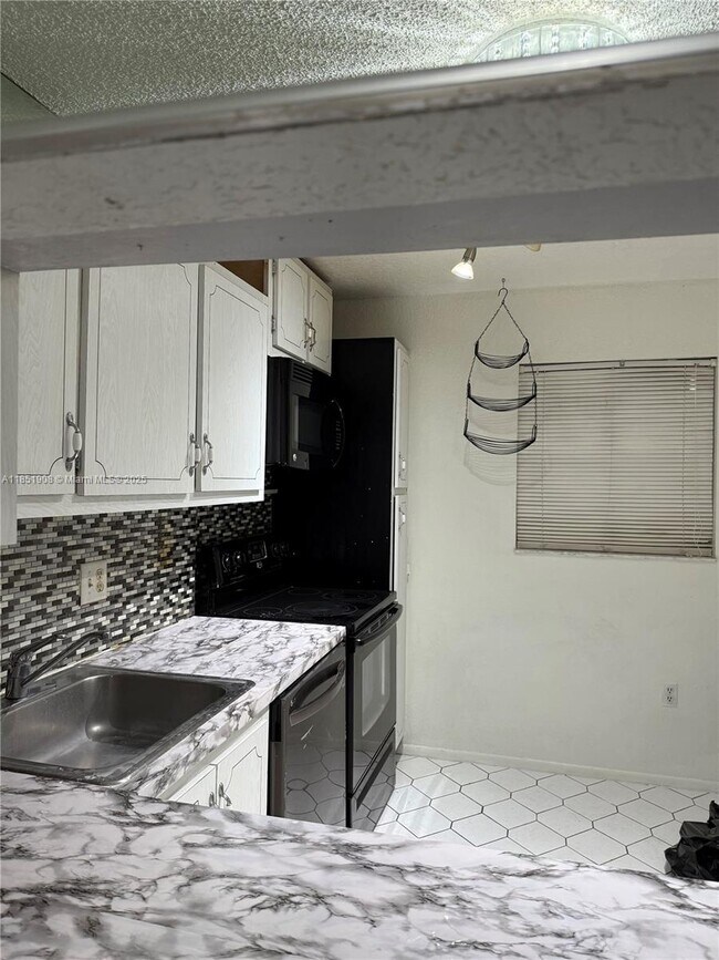 Foto del edificio - 8390 Sands Point Blvd