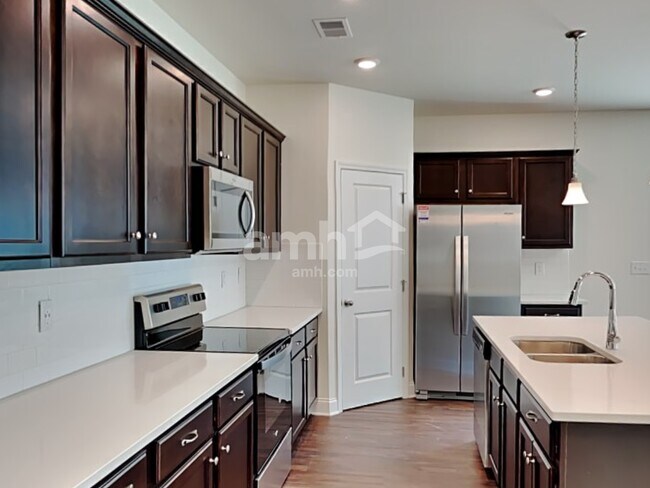 Foto del edificio - 899 Carnaby Ln