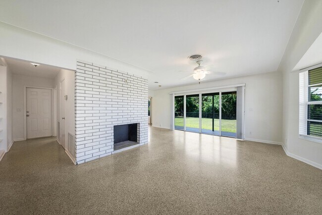 Foto del edificio - 2022 Collier Ave