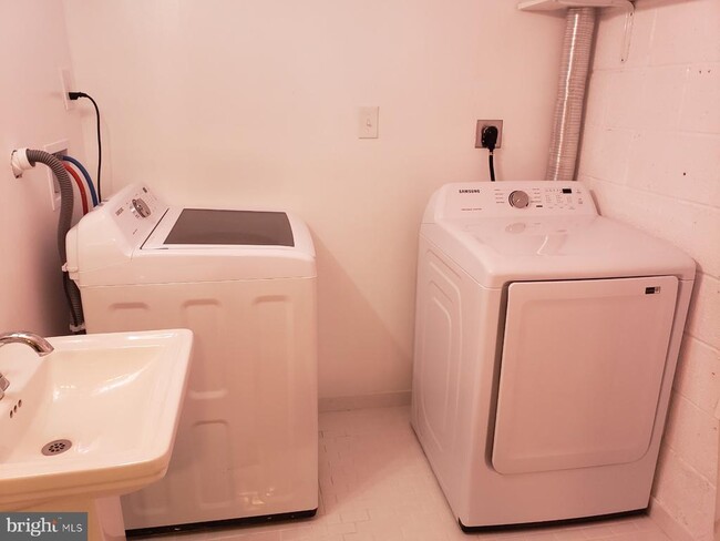 Building Photo - 7794 Ballston Dr