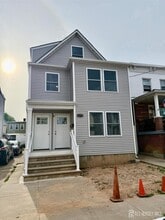 Building Photo - 273 Oak St