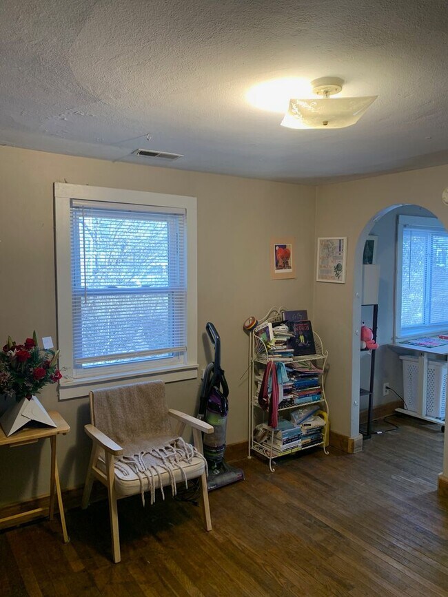 Foto del edificio - One bedroom, One bath duplex: Maple Heights! Available August 2026!!