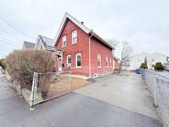 Building Photo - 142 Abbott St