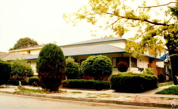 Building Photo - 423 Auburn Way