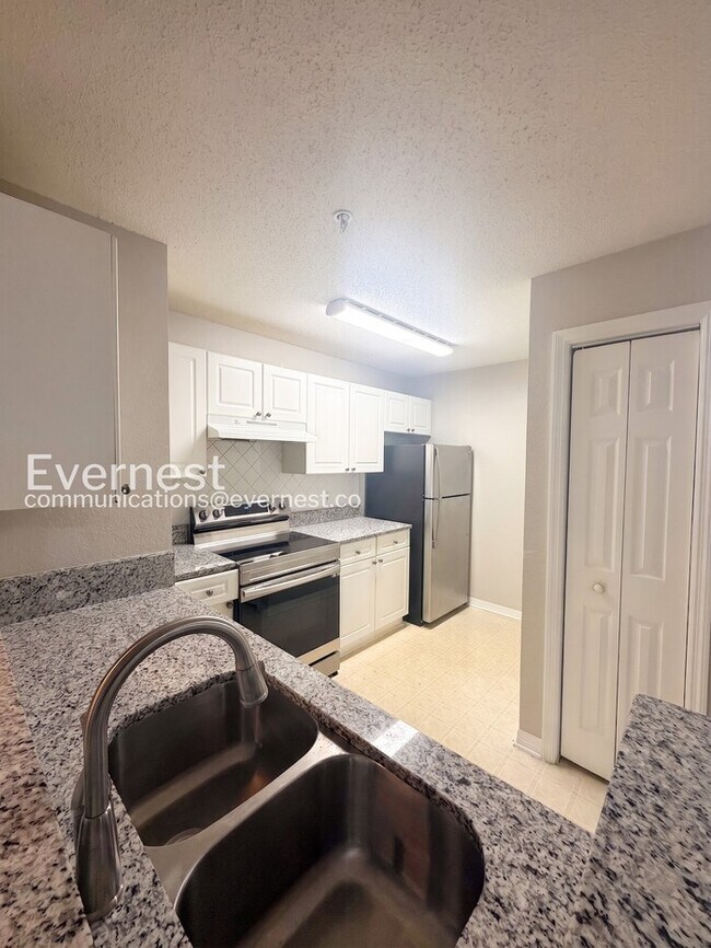 Foto del edificio - 18001 Richmond Pl Dr