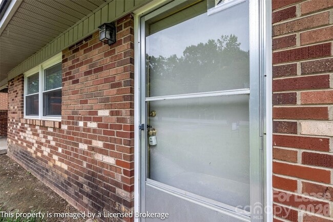 Building Photo - 219 Roslyn Rd