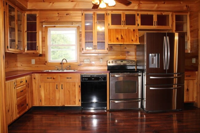 Building Photo - Charming Single Family Home