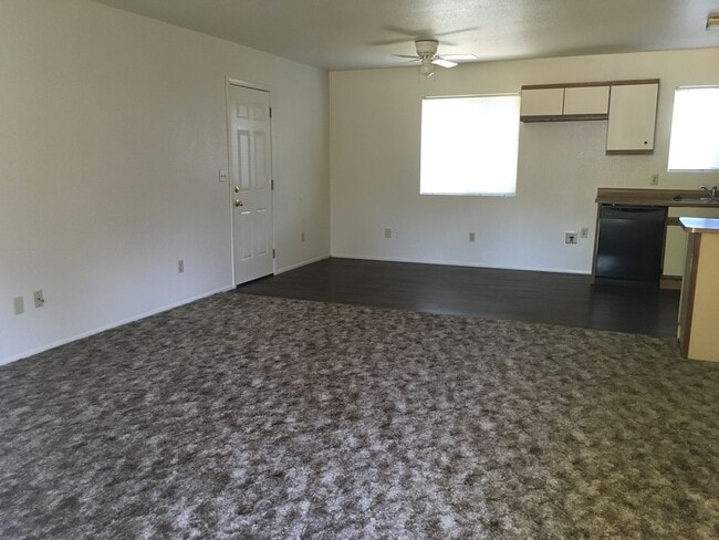 Foto del edificio - Charming 3-Bedroom Home with Fenced Yards