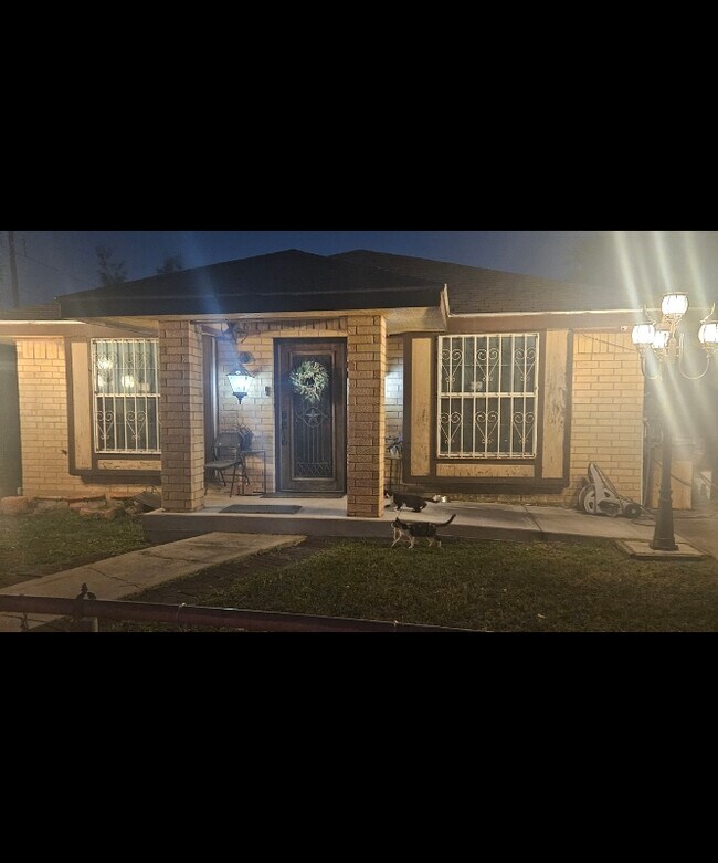 Foto del edificio - 2405 Helena Ave