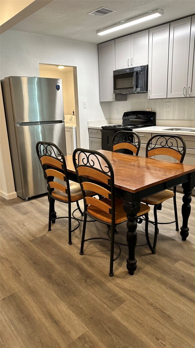 Foto del edificio - 6200 Ranchester Dr