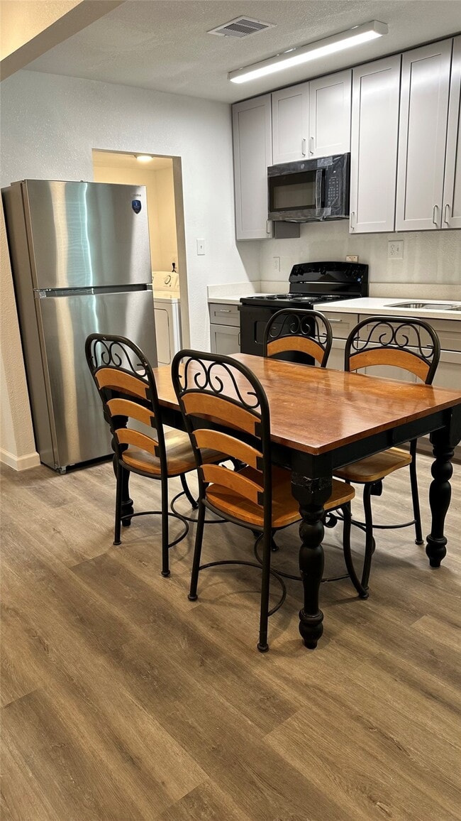 Building Photo - 6200 Ranchester Dr