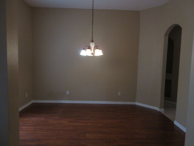Foto del edificio - Errol Estates Parkside 4 bedroom 3 bath wi...