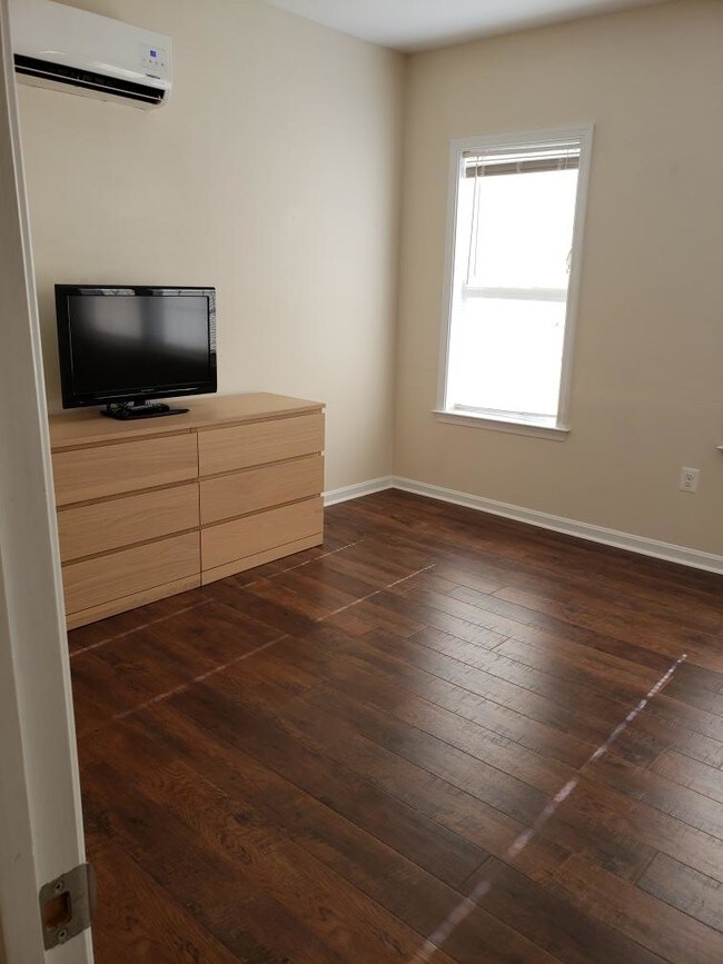 Dormitorio - 3117 Chestnut St NE