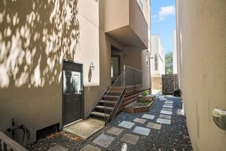Building Photo - 1121 W 17th St