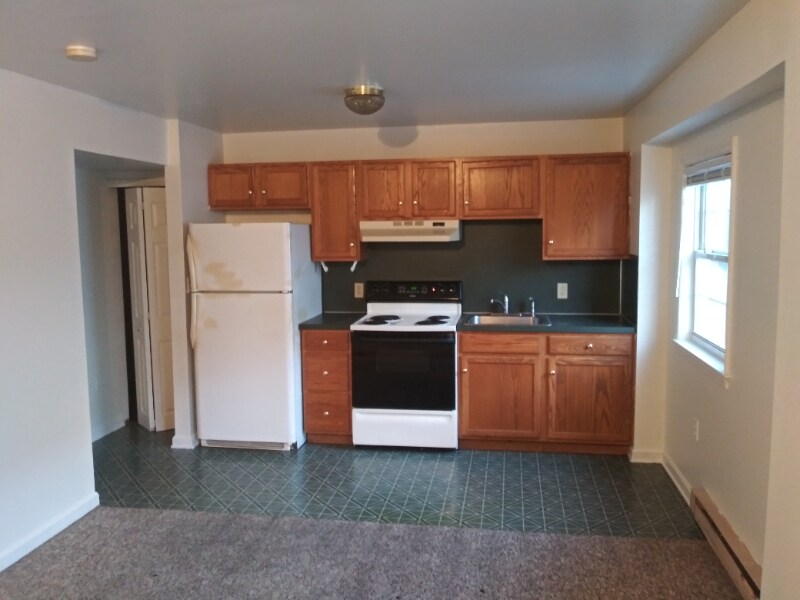 Primary Photo - 142 E Main St