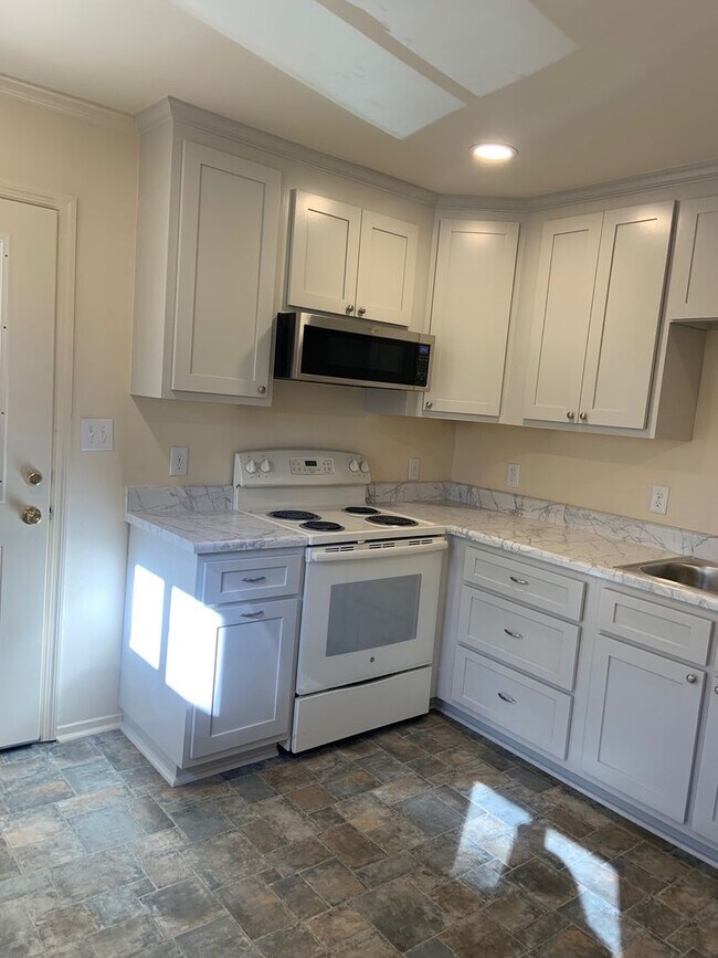 Foto del edificio - 3 Bedroom House with Private Backyard