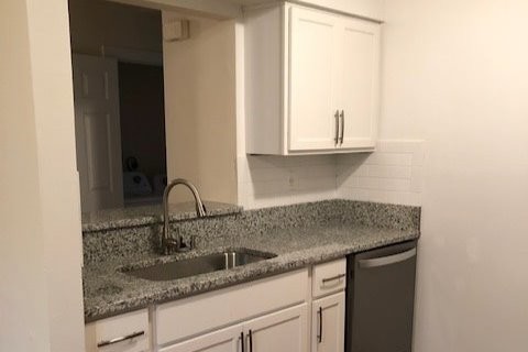 2 bedroom garden apartment kitchen - Lake Princess Anne Apartments