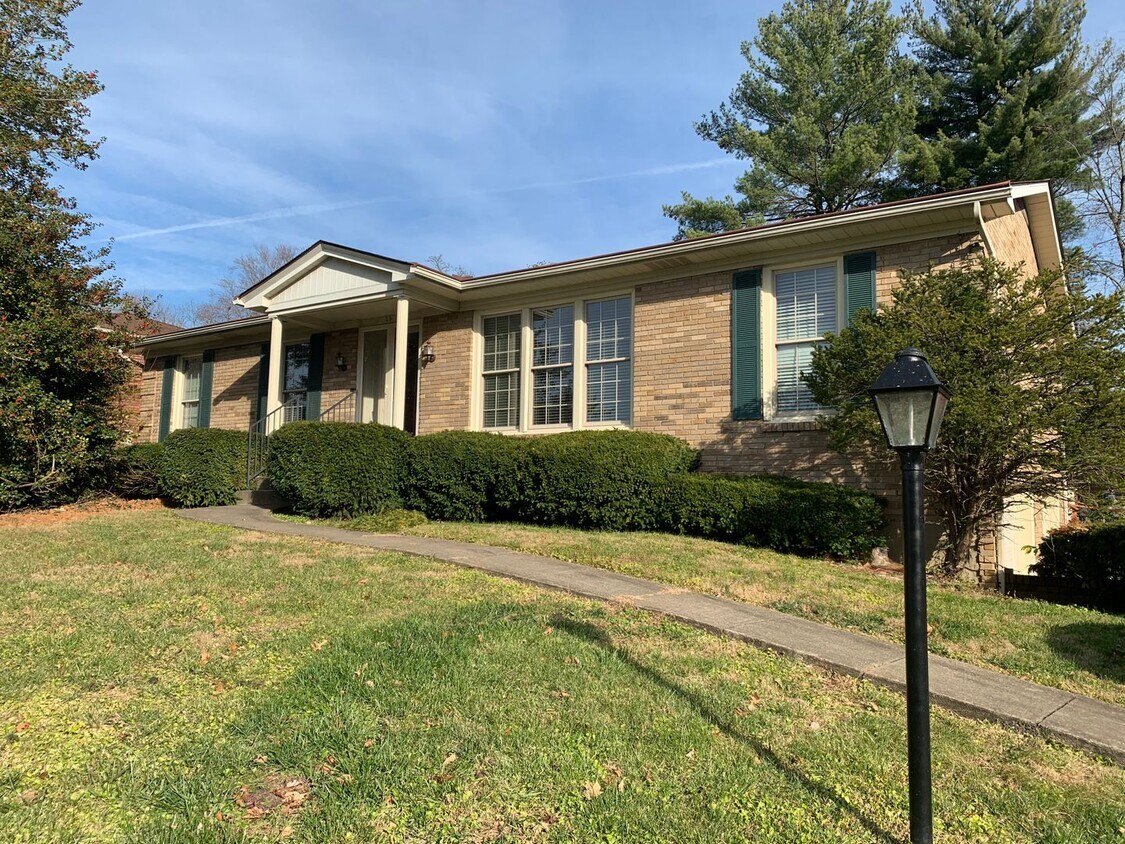 Primary Photo - Spacious Three Bedroom/Three Bath Ranch in...