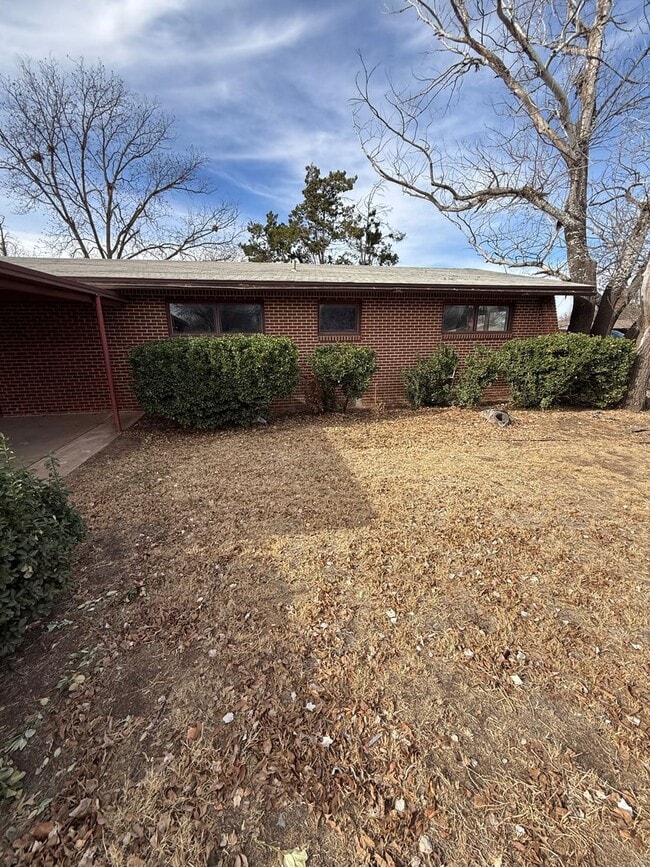 Building Photo - Available now! 4 bedroom 2 bath